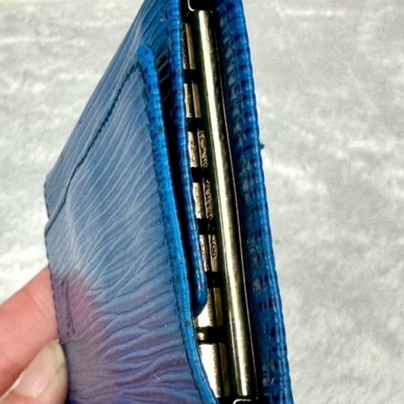 LV Epi Key Holder - Picture 4 of 7